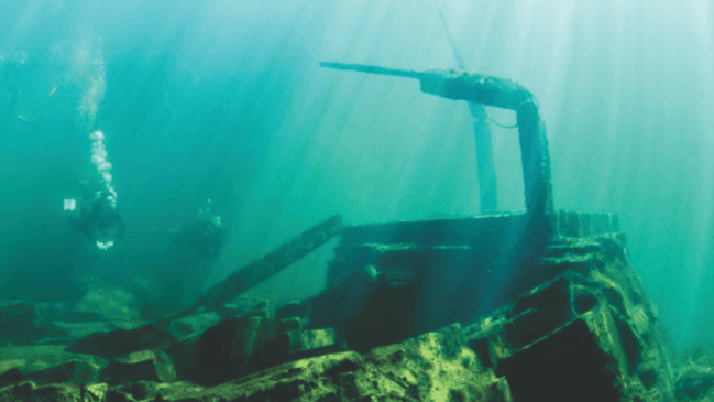 Imagem: Mergulhador explora ruínas submersas na Represa de Jaguara, onde construções da antiga Rifaina permaneceram após o represamento do Rio Grande (Foto: Prefeitura de Rifaina)